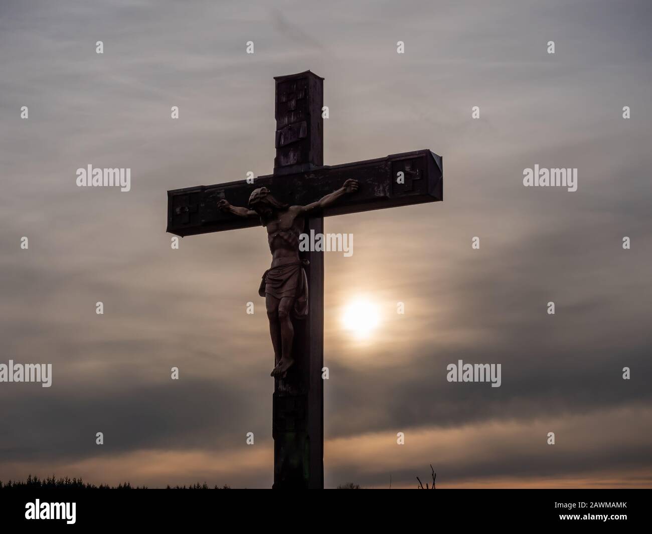 Jésus christ crucifix croix sur le lever du soleil du ciel concept de noël religion catholique, pardonnant dieu culte chrétien, heureux jour de pâques, priant louange g Banque D'Images