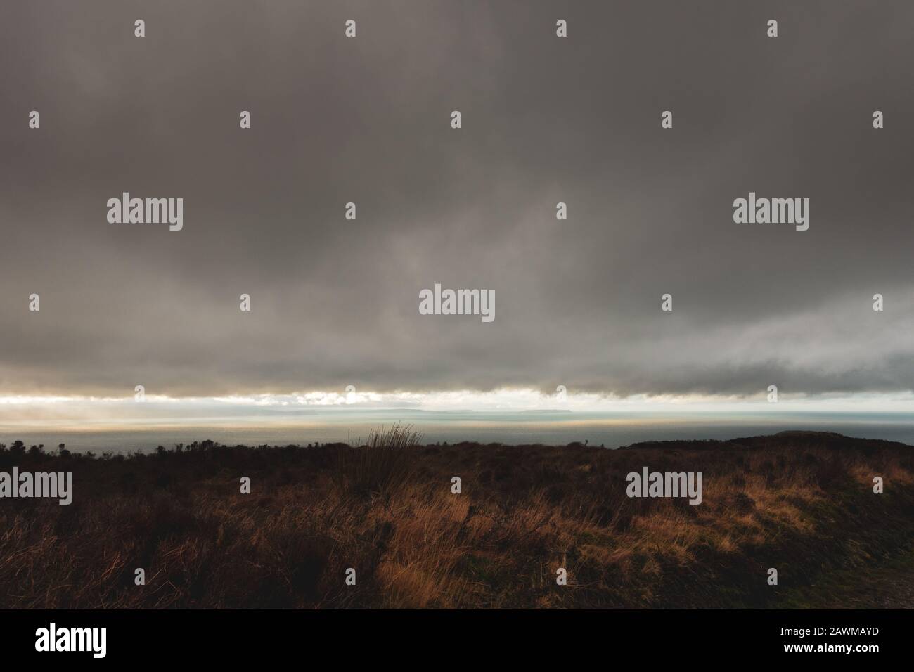 Vue depuis le Mull of Kintyre jusqu'à l'Irlande du Nord et l'île de Rathlin dans des conditions météorologiques spectaculaires en hiver, en Écosse, au Royaume-Uni Banque D'Images