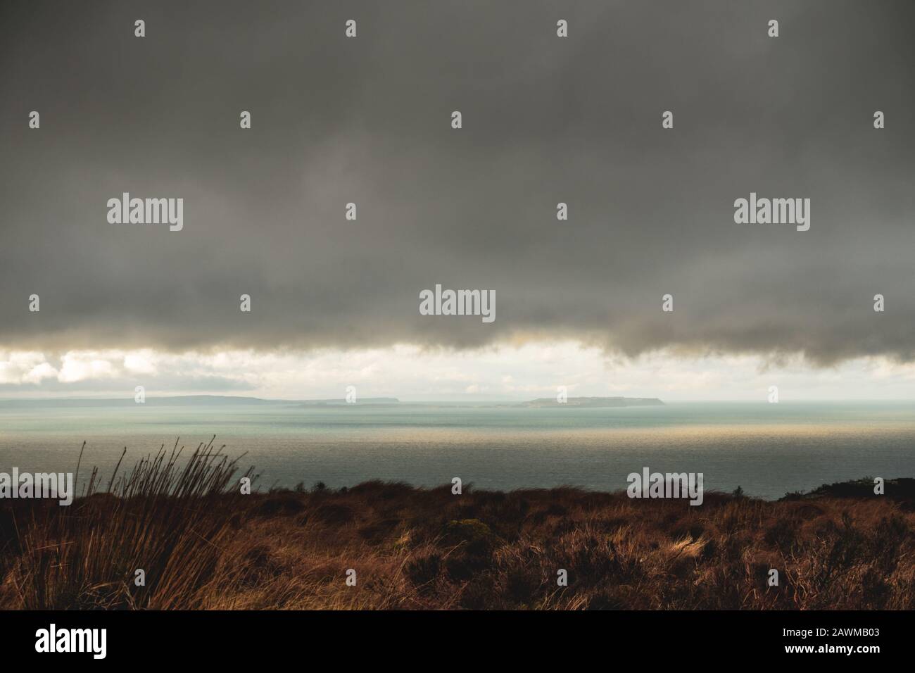 Vue depuis le Mull of Kintyre jusqu'à l'Irlande du Nord et l'île de Rathlin dans des conditions météorologiques spectaculaires en hiver, en Écosse, au Royaume-Uni Banque D'Images