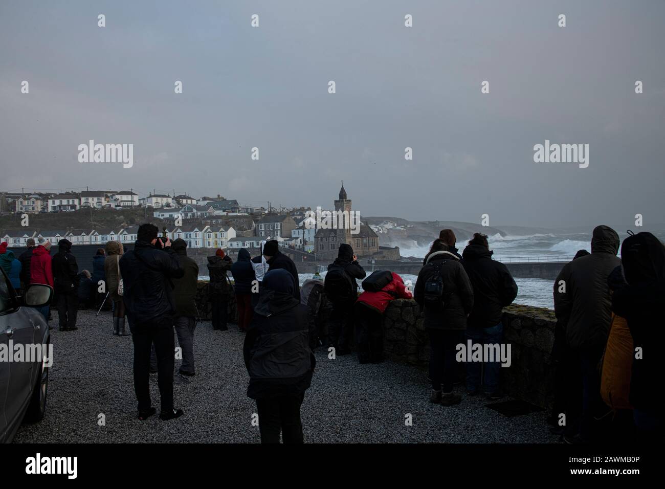 Porthleven, Cornwall, Royaume-Uni. 9 février 2020. Les foules regardent comme Storm Ciara frappe Porthleven Cornwall crédit: Kathleen White/Alay Live News Banque D'Images