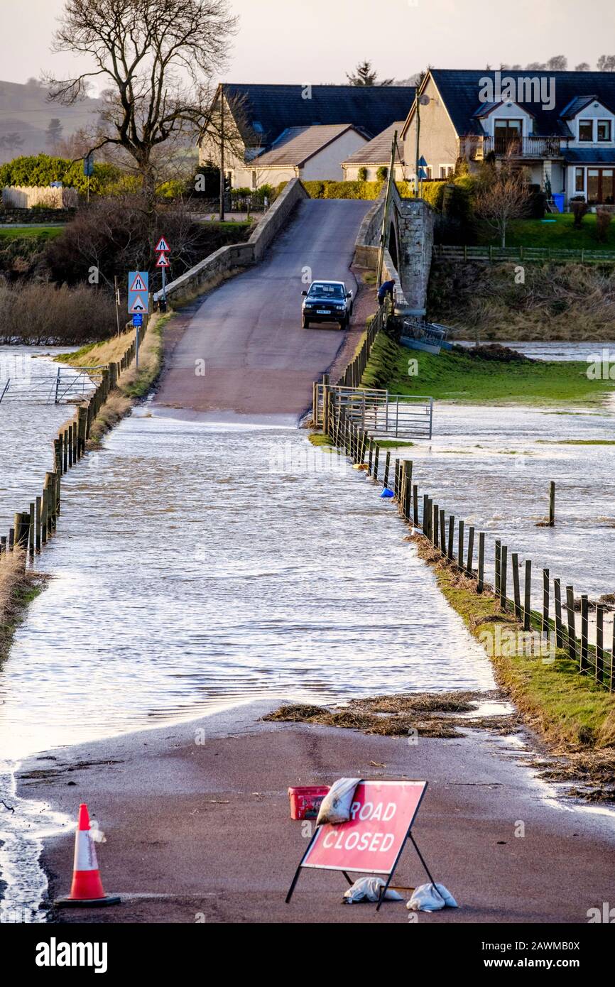 La tempête Ciara fait éclater la rivière Clyde sur ses rives dans le sud du Lanarkshire en Écosse, provoquant de vastes inondations sur les routes et les champs. Banque D'Images