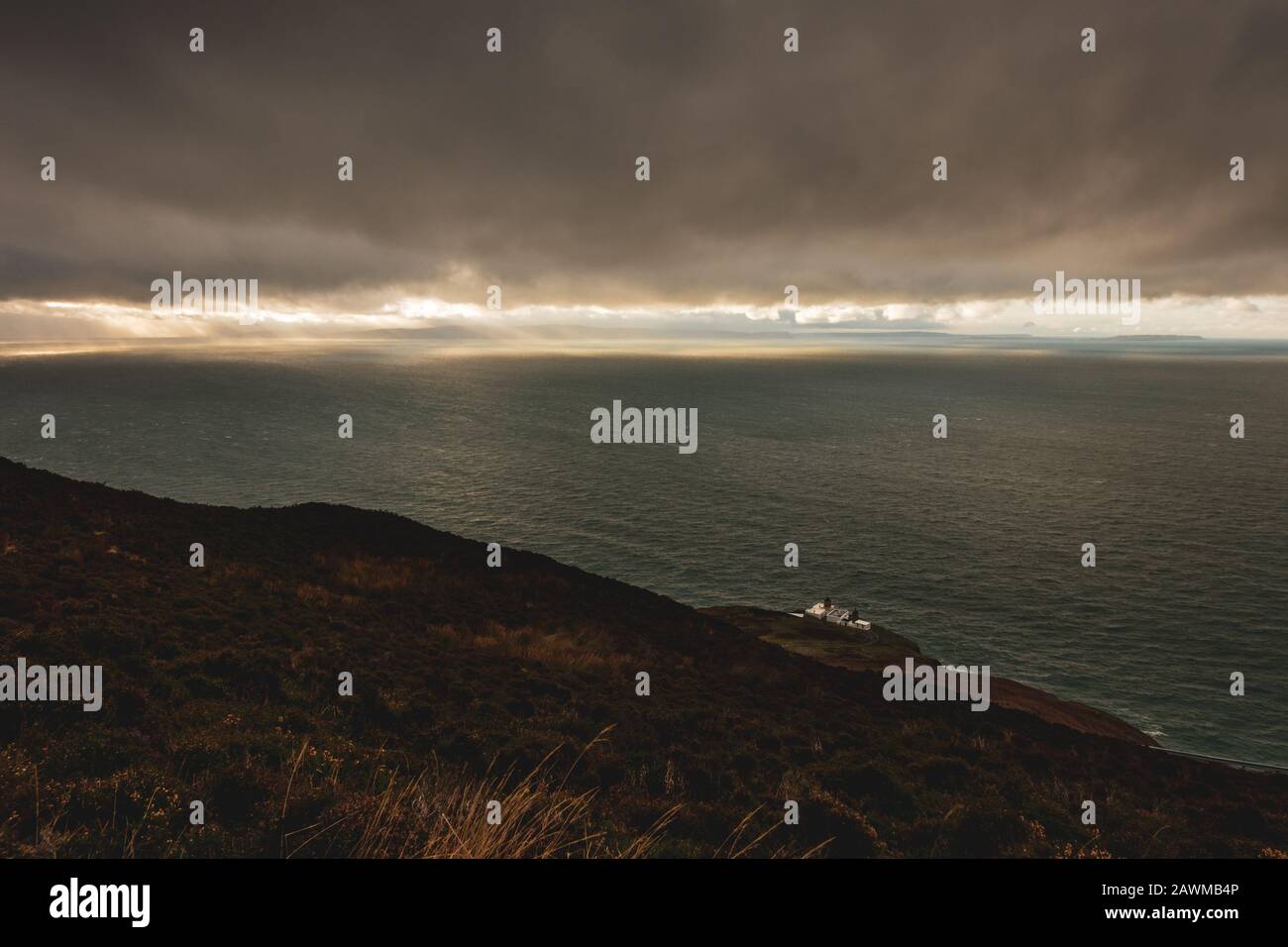 Vue depuis le Mull of Kintyre jusqu'à l'Irlande du Nord et l'île de Rathlin dans des conditions météorologiques spectaculaires en hiver, en Écosse, au Royaume-Uni Banque D'Images