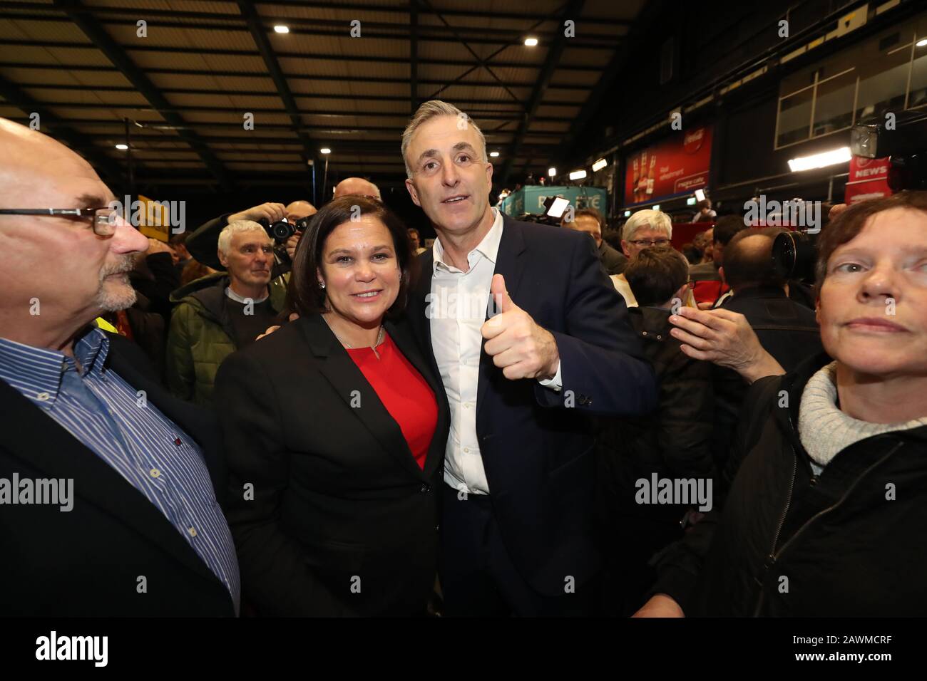 La présidente de Sinn Fein Mary Lou McDonald (à gauche) et Chris Andrews lors des élections générales irlandaises comptent au RDS à Dublin. Banque D'Images