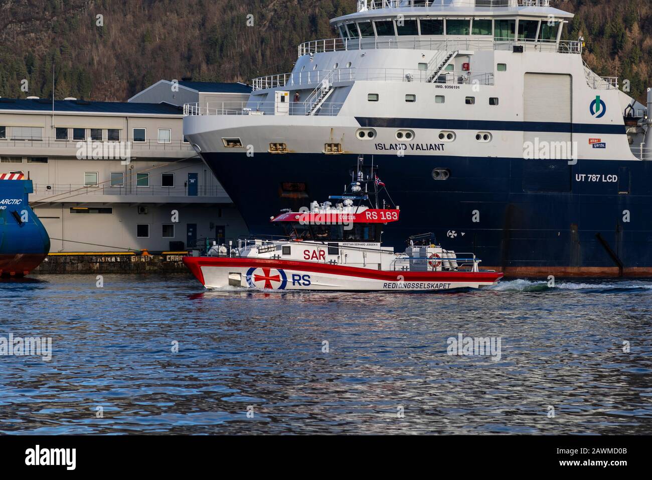 Bateau de sauvetage maritime à grande vitesse Kristian Gerhard Jebsen II dans le port de Bergen, Norvège. En passant par Island Vailant, un navire d'approvisionnement offshore Banque D'Images