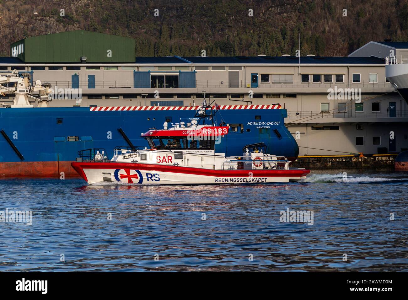 Bateau de sauvetage maritime à grande vitesse Kristian Gerhard Jebsen II dans le port de Bergen, Norvège. Passage du navire d'approvisionnement offshore Horizon Arctic Banque D'Images
