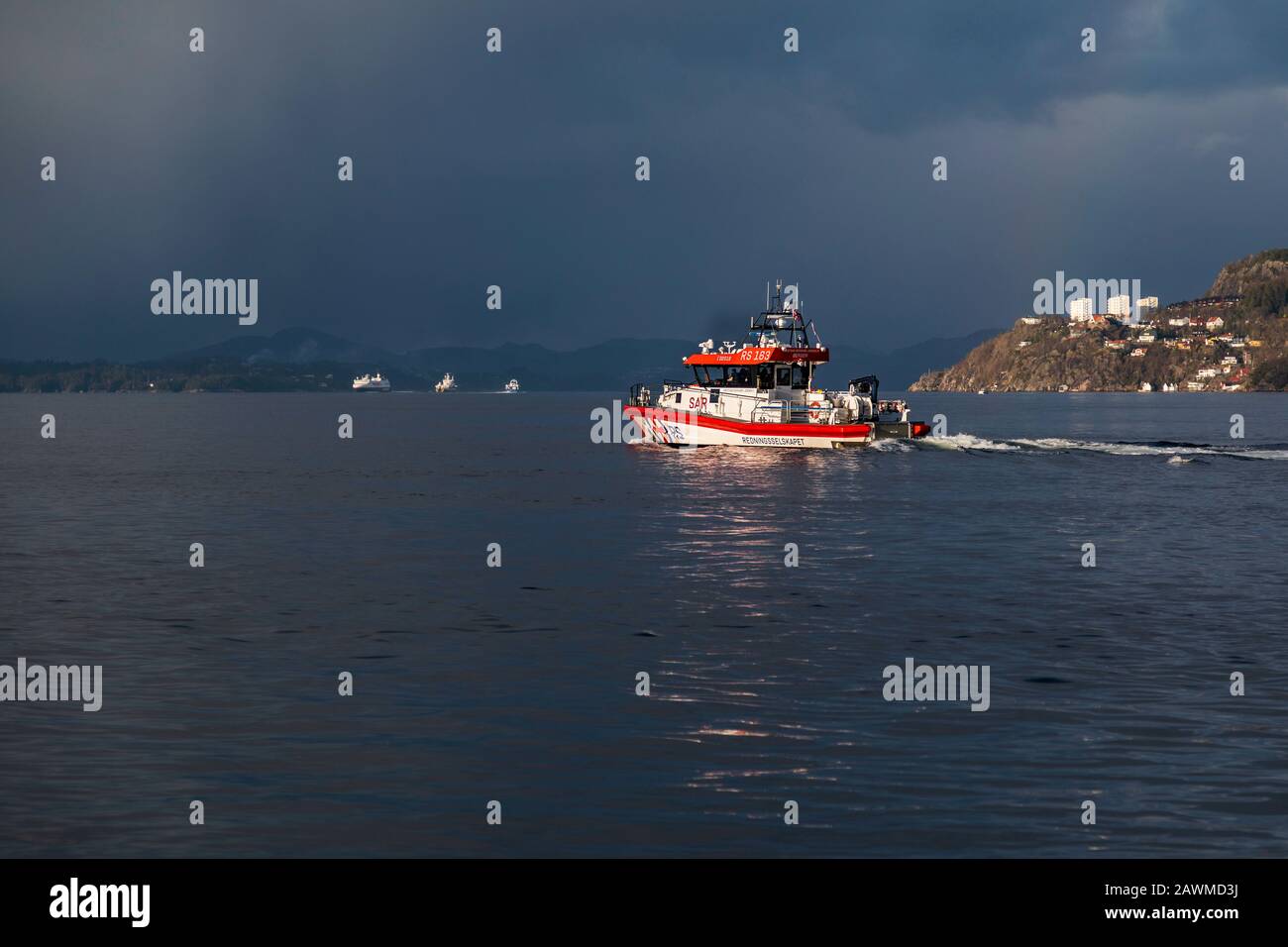 Bateau de sauvetage maritime à grande vitesse Kristian Gerhard Jebsen II à Byfjorden, au départ du port de Bergen, Norvège. Un orage violent approche Banque D'Images