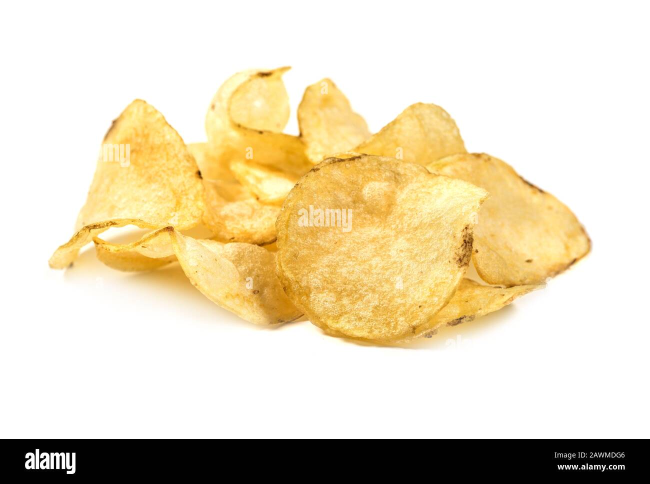 Vue rapprochée des chips de pommes de terre isolée sur fond blanc Banque D'Images