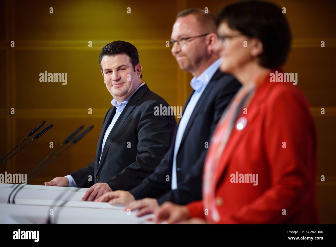 Berlin, Allemagne. 9 février 2020. Hubertus Heil (SPD, l-r), ministre fédéral du travail et des affaires sociales, Frank Werneke, président du United Services Union (ver.di), et Saskia Esken, présidente fédérale du SPD, s'expriment devant les journalistes présents à une conférence de presse lors d'une réunion privée de l'exécutif du parti SPD. Crédit: Gregor Fischer/Dpa/Alay Live News Banque D'Images