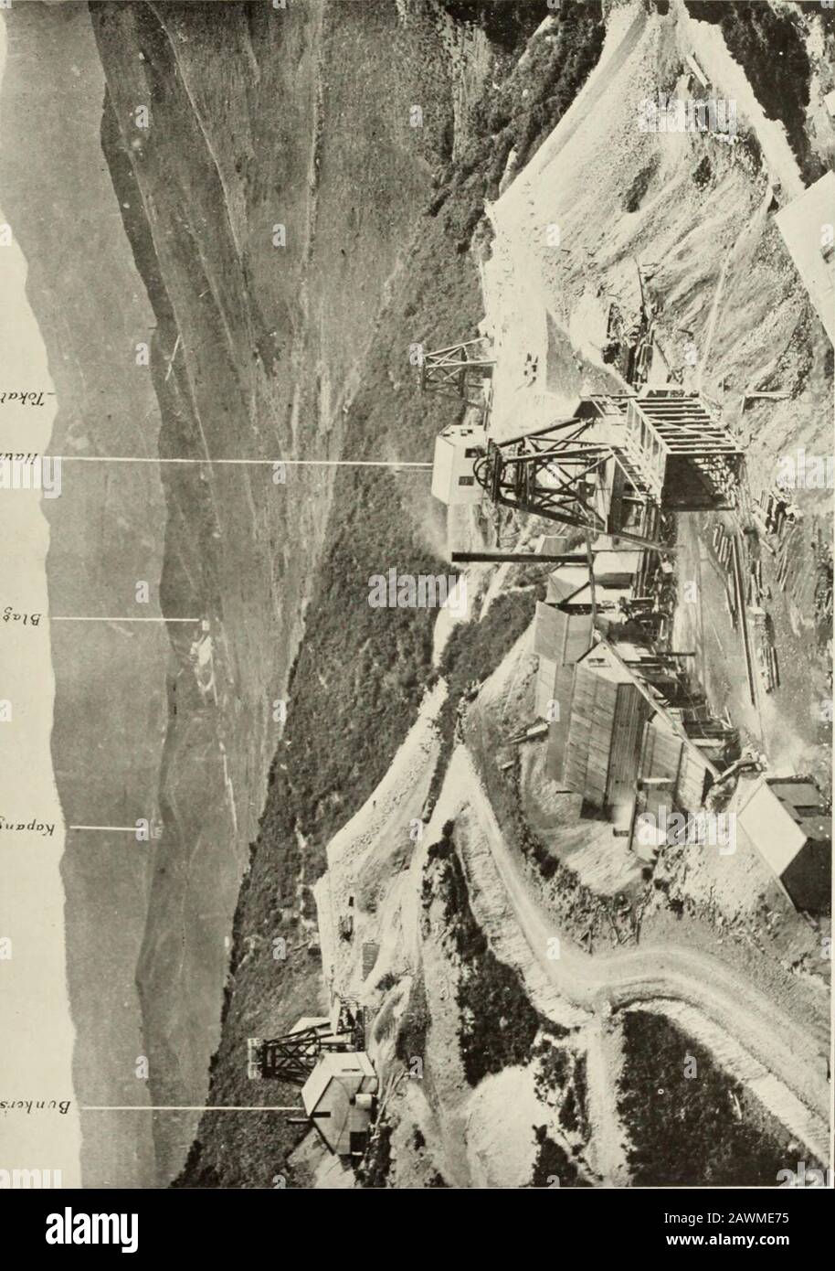 La géologie de la subdivision Coromandel, Hauraki, Auckland . gh les zones relativement grandes non développées de la zone de minéralisation prouvée ne peuvent pas être fortement recommandées. Il est surprenant que dans une région qui a donné du bullion à la valeur de plus de £400,2000 thie le plus profond des travaux n'ait atteint pas plus de profondeur que quelque 400 pi. En dessous des plafonds actuels de theveins ; ceci nonobstant que le minerai de bonanza comparable à celui obtenu à partir de la surface-levelshas a été extrait d'une profondeur de près de 300 pi. Sans tenir compte des résultats qui pourraient être le personnel du développement minier dans TH Banque D'Images