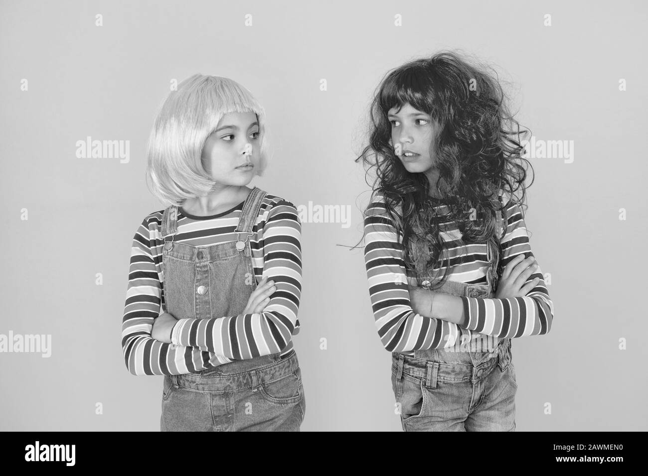 Changer de couleur. Les enfants filles avec de la coiffure. Cheveux teinture pigmentaire. La liberté d'expression. Cheveux fantaisie tendance. Soeurs d'avoir du plaisir. Crème couleur semi permanents. Extensions de cheveux à clip de couleur. Banque D'Images
