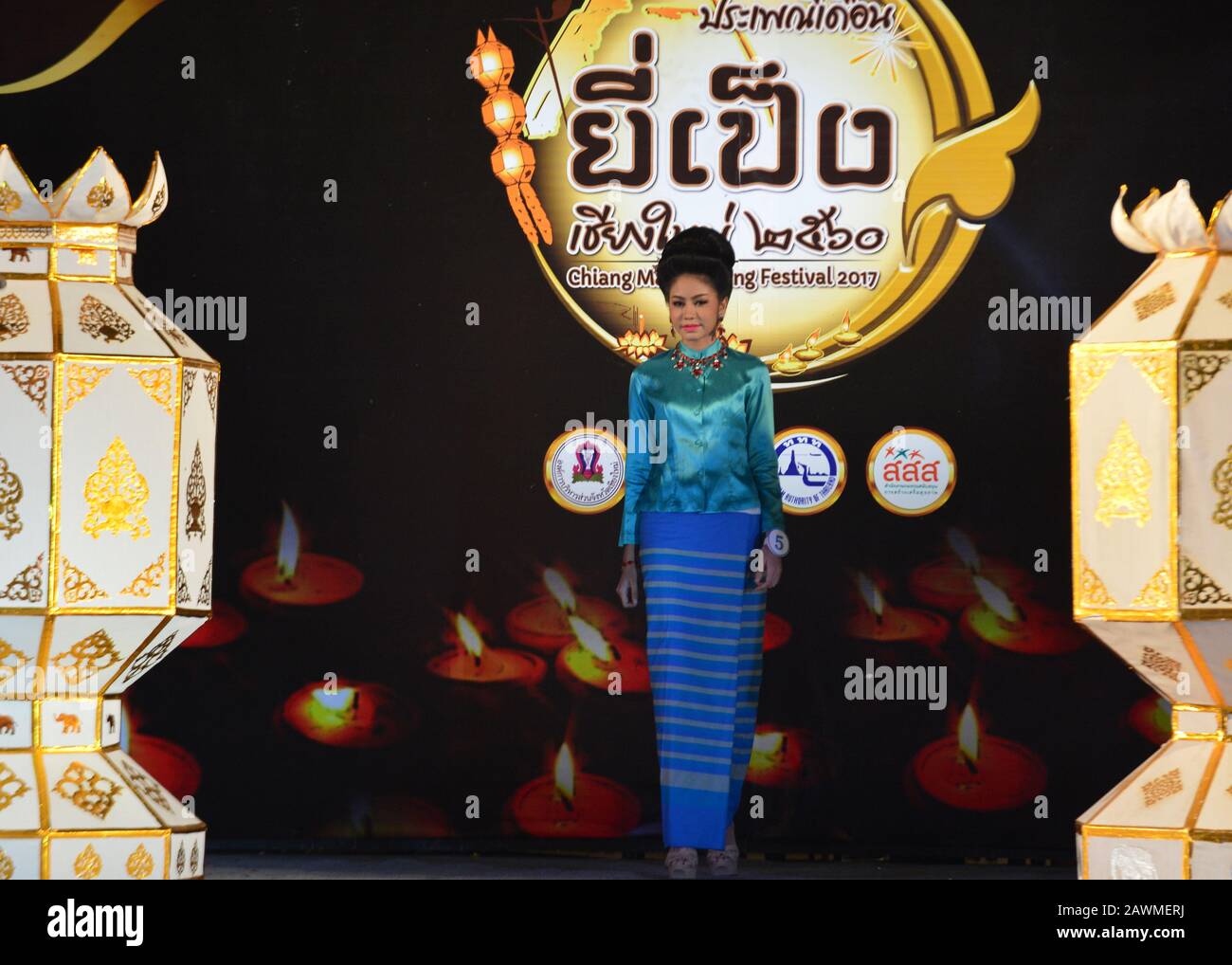 Une femme thaïlandaise participe à un salon de beauté lors du festival Yee Peng à Chiang Mai, Thaïlande Banque D'Images