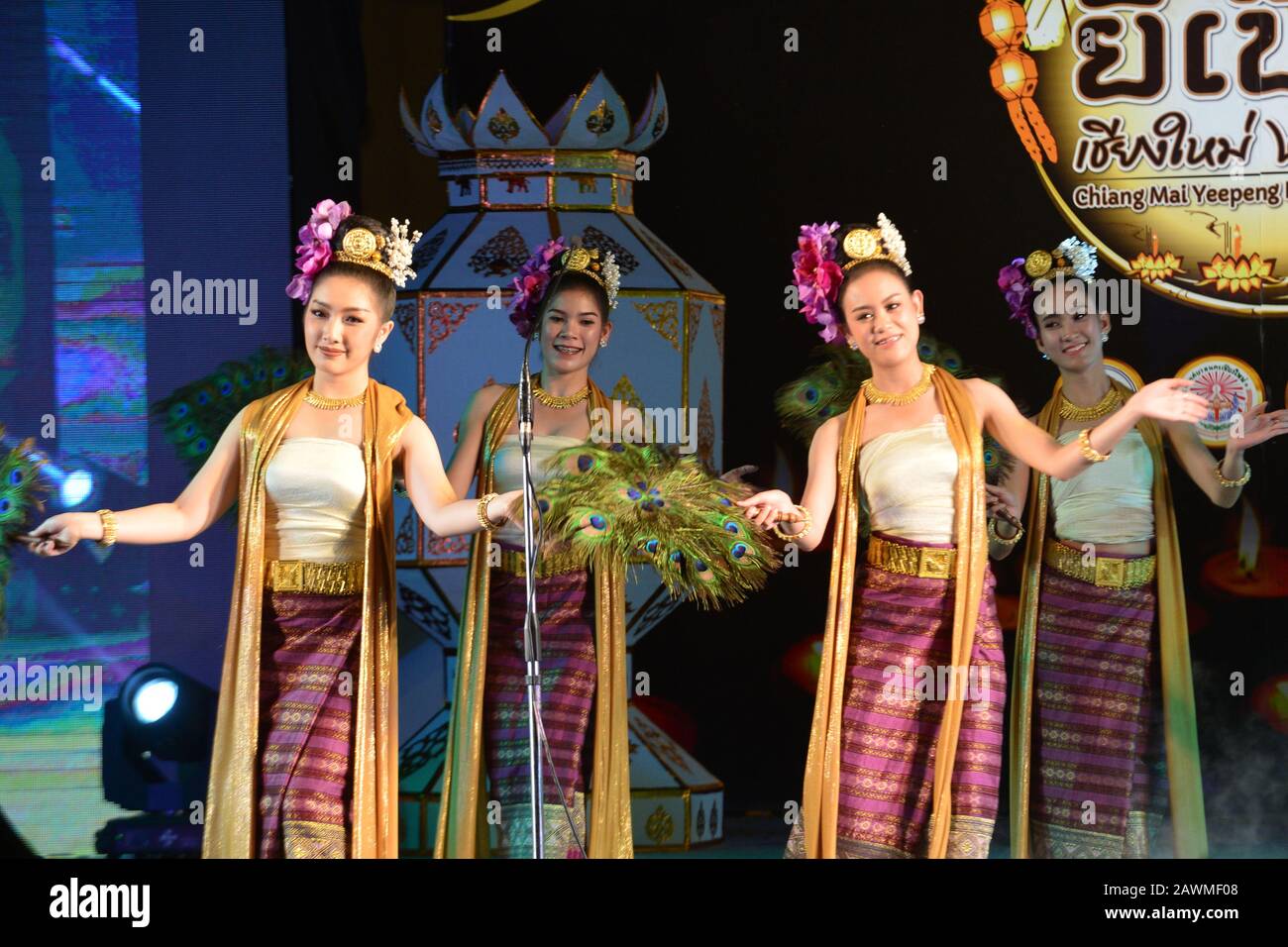 Des danseurs thaïlandais se produisent pendant le festival Yee Peng à Chiang Mai, en Thaïlande Banque D'Images