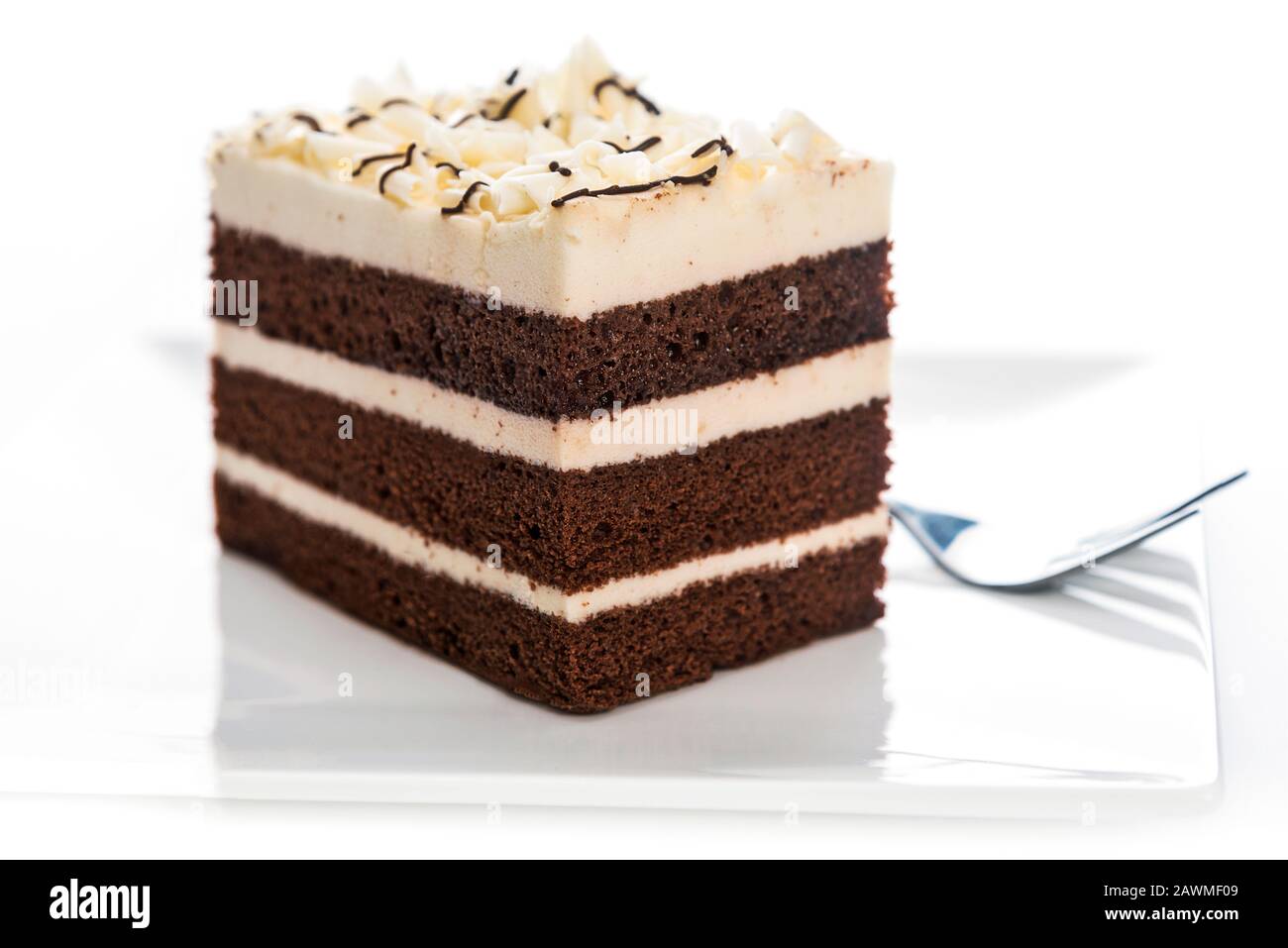 Délicieux gâteau éponge de cacao maison multicouche avec masse de sucre sur une plaque avec une fourche en gros plan Banque D'Images