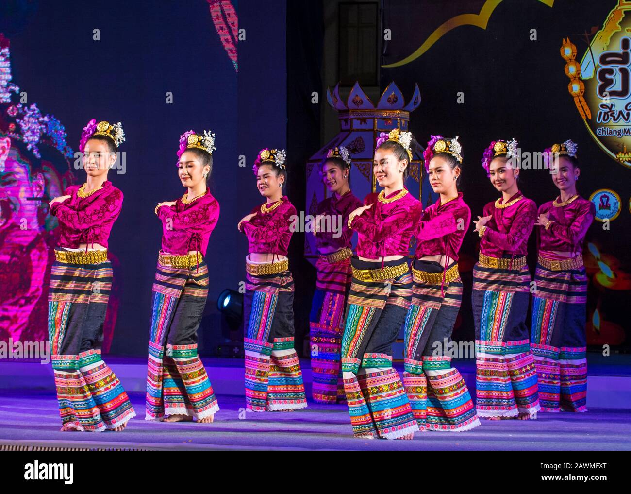 Des danseurs thaïlandais se produisent pendant le festival Yee Peng à Chiang Mai, en Thaïlande Banque D'Images