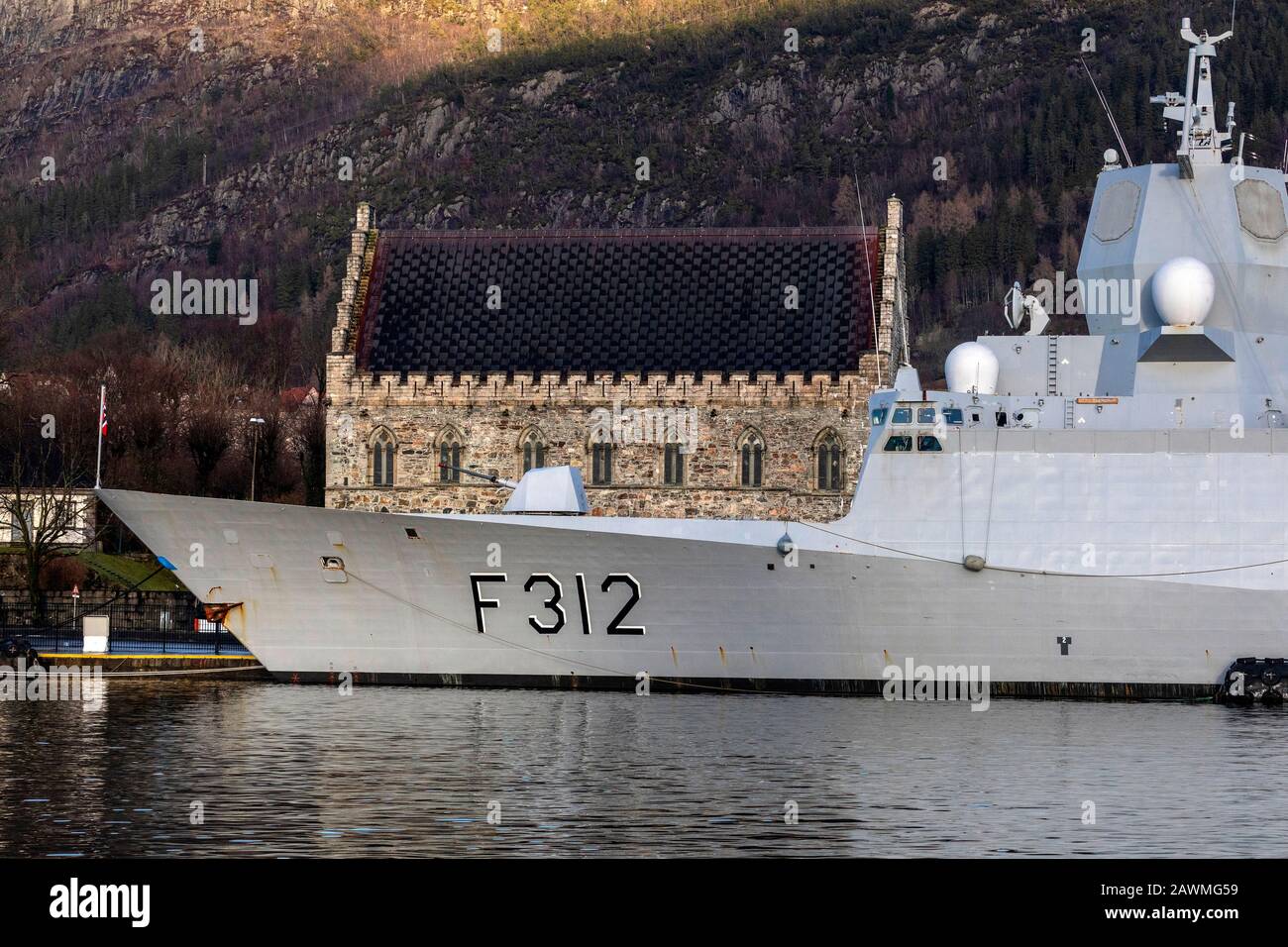 Proue de navire de guerre norvégien, frégate F312 KNM Otto Sverdrup devant l'ancien Haakonshallen. Amarré au quai Festningskaien dans le port de Bergen, Norvège. Banque D'Images