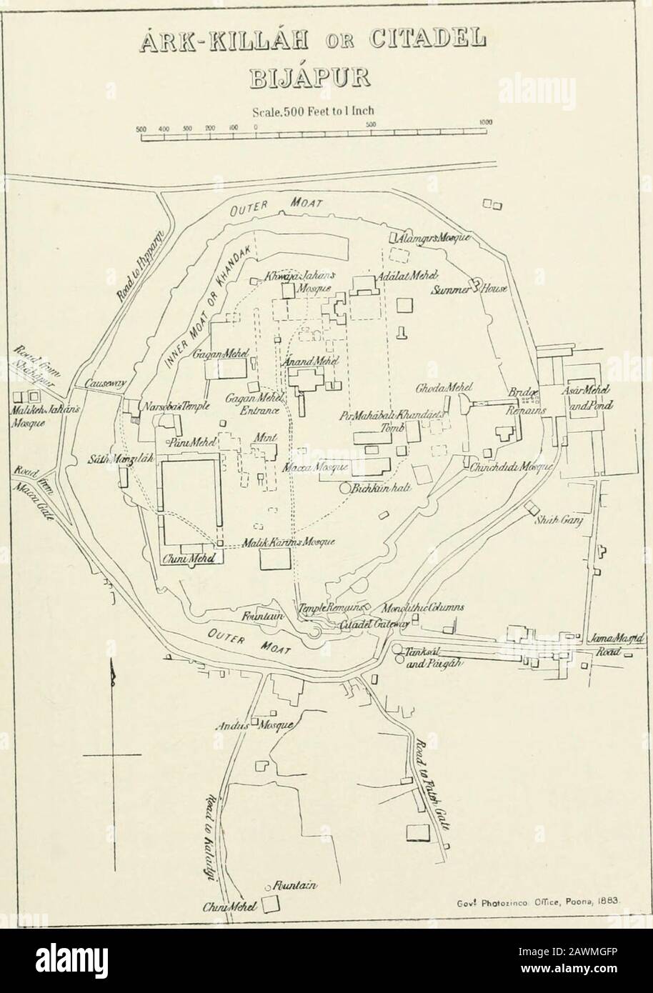 Une histoire du Deccan . NIZAM FIKST K. 1. Mohomod bin Al)i Bukr, 2. A 1)00 Moliomed Mukkee, d. Aboolkasim Makee. 4. Abdul Rehnian Makee. 5, Abdulla Baari. G. Mohomcd Kasim Khushkce. 7. Nasruddin Basri. 8. Kasim Ali Roomi. 9. Moliomed Saeed Kushkee, 10. Abdulla Soofi. 11. Abdul Razzak Bagdadi. 12. Abdulla Bagdadi. 13. Mohomed Baha Ooddiu Bagdadi. 14. Shiekh Mohomed Bagdadi. 15. Shiekhullsheyookh Shahab Ooddiu Sohurverdi. 16. Abi Mohomed Hafiz. 17. Zeuooddin Qutbul-aktak. 18. Shiekh Ala ooddiu. 19. Shiekh Tajiooddin. 20. Le shiekh Fateh oollah. 21. L’oollah Shiekh Najib. 22. Fatehullshiekhussani. 23. S Banque D'Images