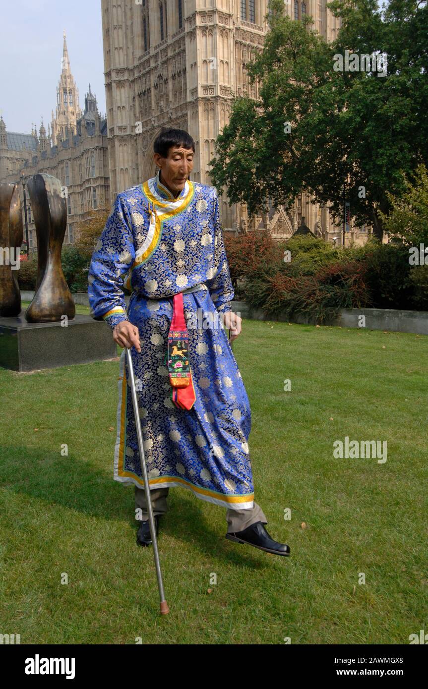 Xishun Bao, également connu sous le nom de Xi Shun considéré par l'homme le plus haut du monde Guinness lors d'une visite à Londres en 2005. Banque D'Images