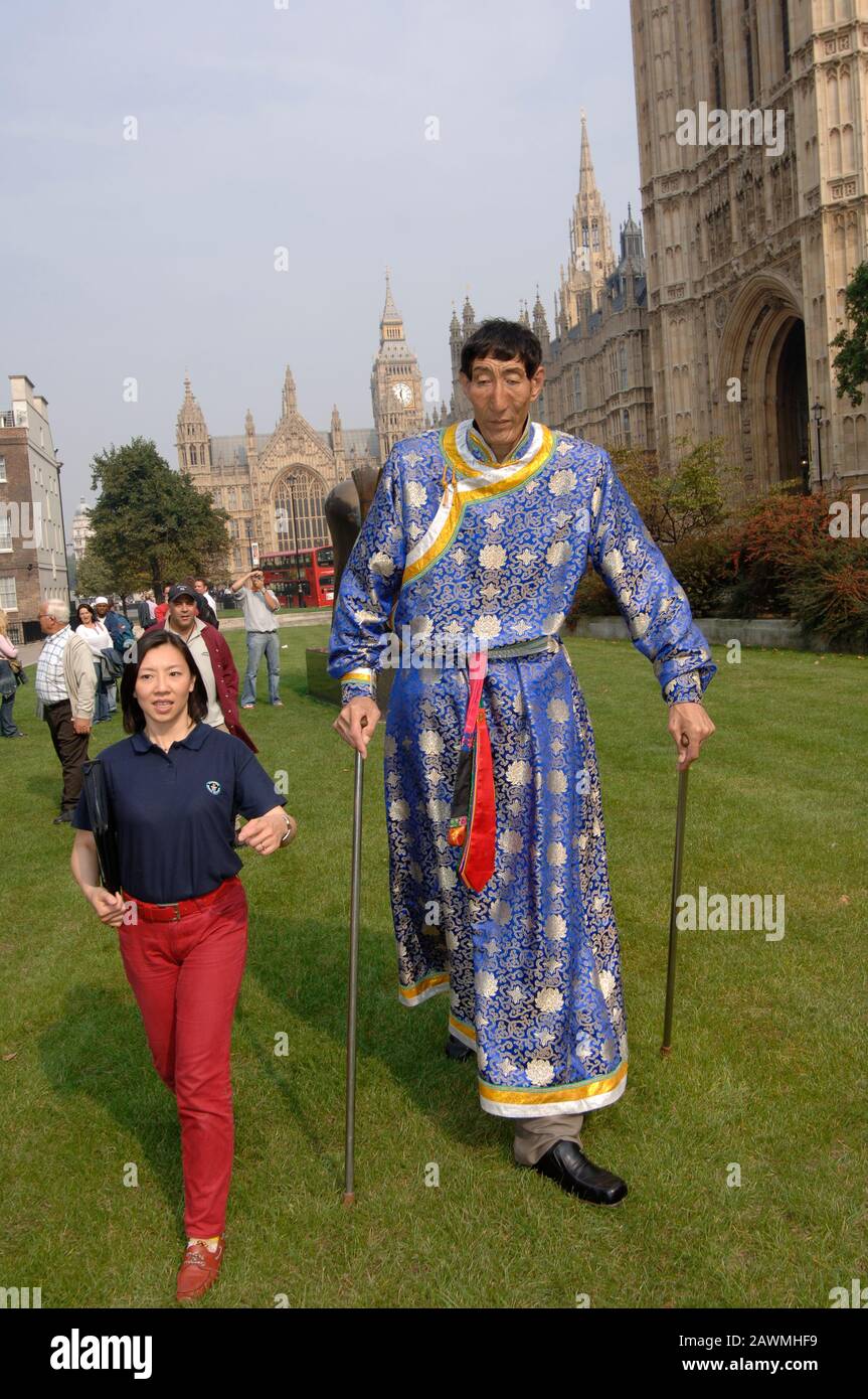 Xishun Bao, également connu sous le nom de Xi Shun considéré par l'homme le plus haut du monde Guinness lors d'une visite à Londres en 2005. Banque D'Images