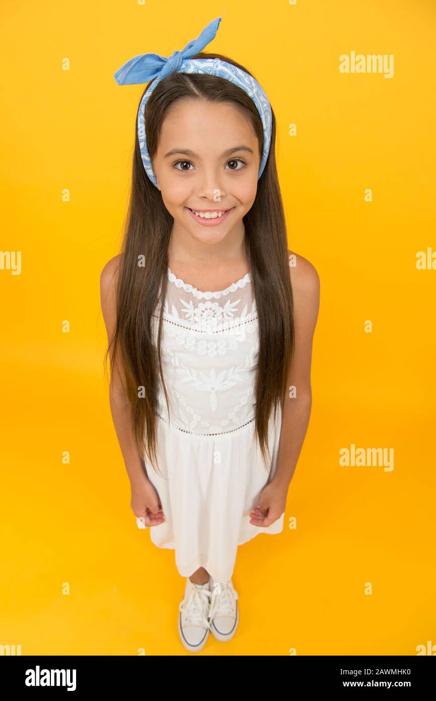Redressage Chimique Des Cheveux Adorable Petite Fille Avec Des Cheveux Longs Parfaits Shampooing Et Apres Shampooing Salon De Coiffure Conseils Professionnels Soins Des Cheveux Journee Internationale Pour Les Enfants Joli Foulard Pour Bebe