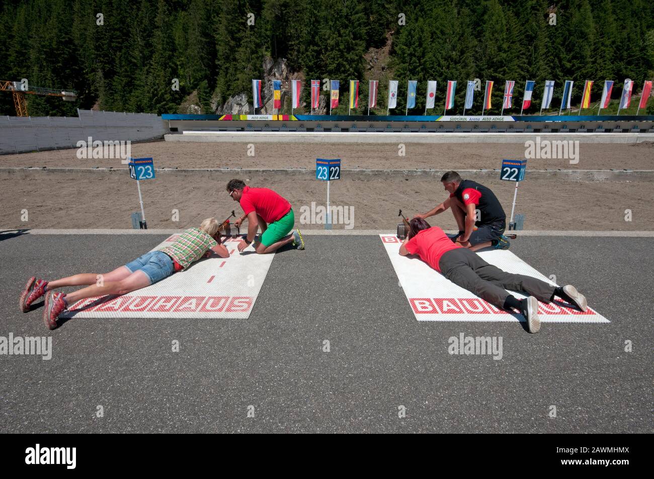 Instructeurs enseignant aux visiteurs de tirer avec le fusil de biathlon à Anterselva Biathlon Centre, Anterselva Valley (Antholzertal),Trentin-Haut-Adige Banque D'Images