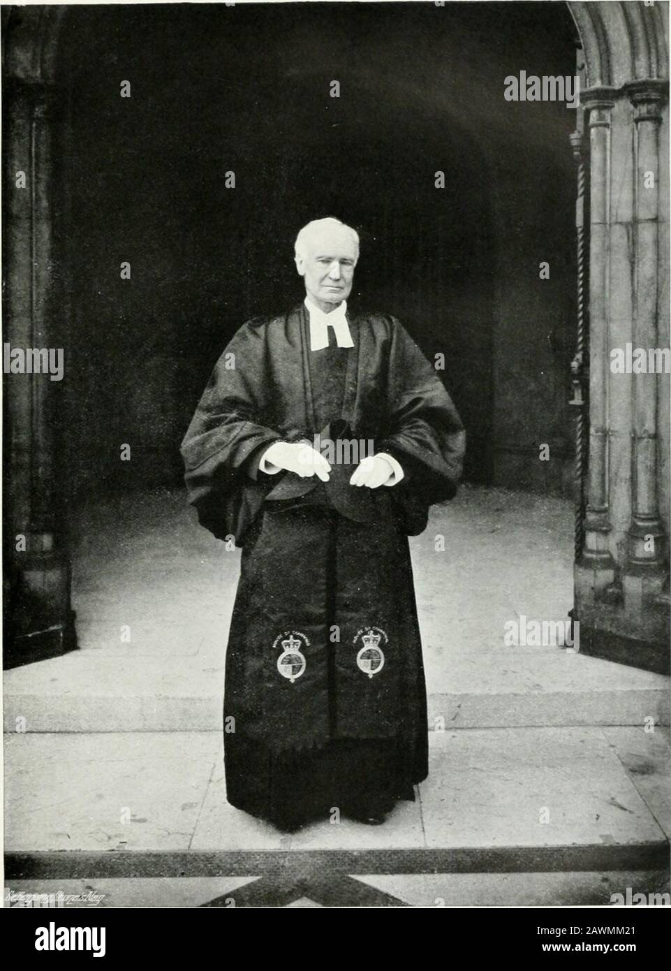 Photos de Sir Benjamin Stone; dossiers de la vie nationale et de l'histoire reproduits de la collection de photographies de Sir Benjamin Stone, M.P . La prière des Lords est récitée, suivie de prières pour les Eang et Queenand, la famille royale. Puis il y a un invocationà Dieu au nom de la Chambre des communes, à quelque les députés se tournent vers le mur avec des têtes badues. Envoyez-nous la sagesse céleste d'en haut, l'aumônier i^raies, pour nous diriger et nous guider dans toutes les consultations; et accordez-nous que nous, ayant Thy craignant devant nos yeux, et de mettre de côté tous les intérêts privés, les préjugés, et par Banque D'Images