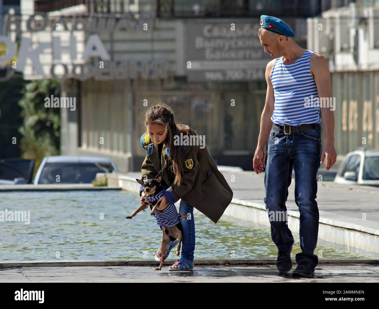 Un parachutiste démobilisé et une jeune fille baisèrent un chien dans la fontaine, pendant les vacances des troupes aéroportées russes. Russie, Ulyanovsk, 2 Août 2015 Banque D'Images