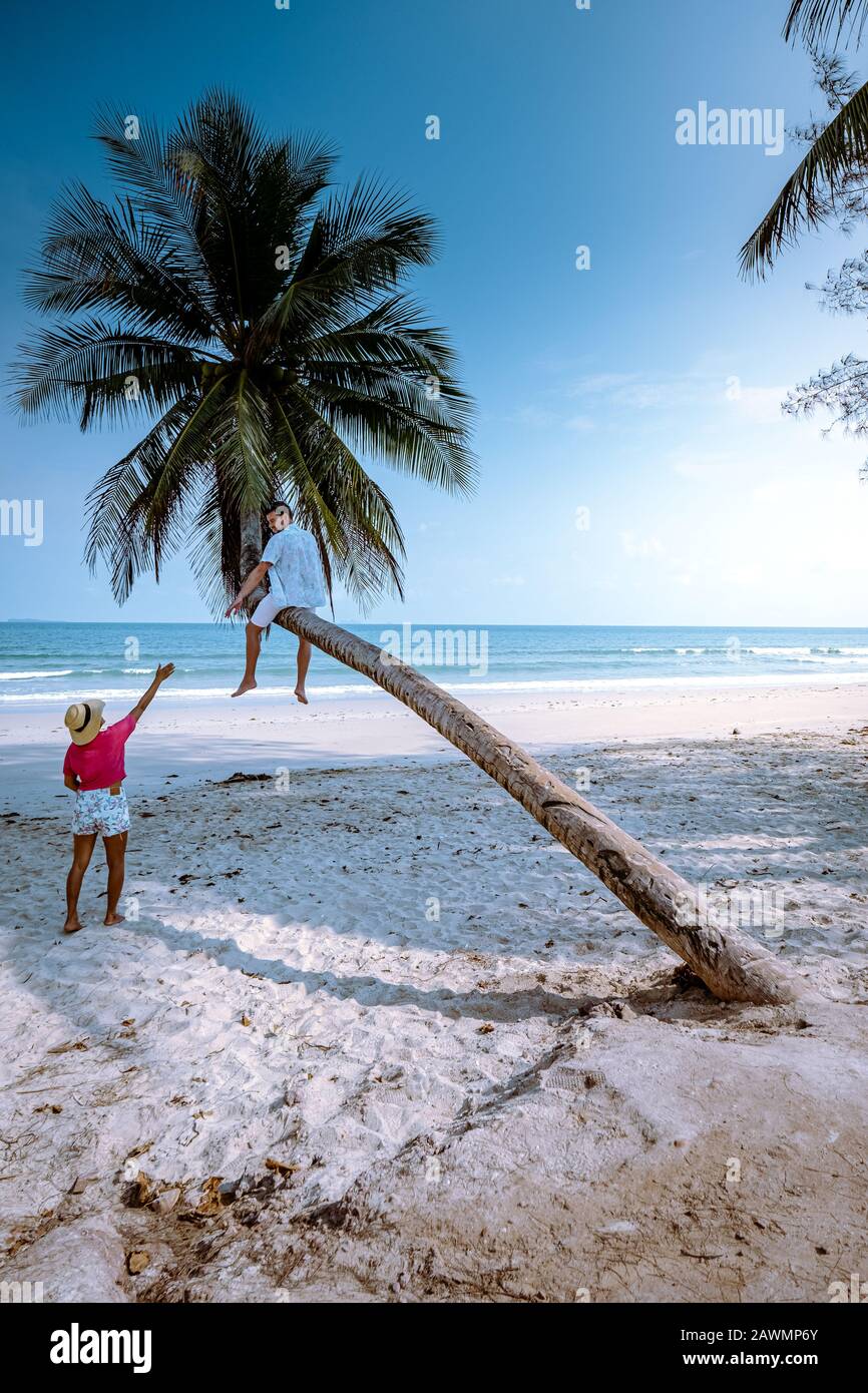 Thung Wua Laen plage Chumphon Thaïlande, couple sur la plage par palmier suspendu sur la plage blanche Banque D'Images