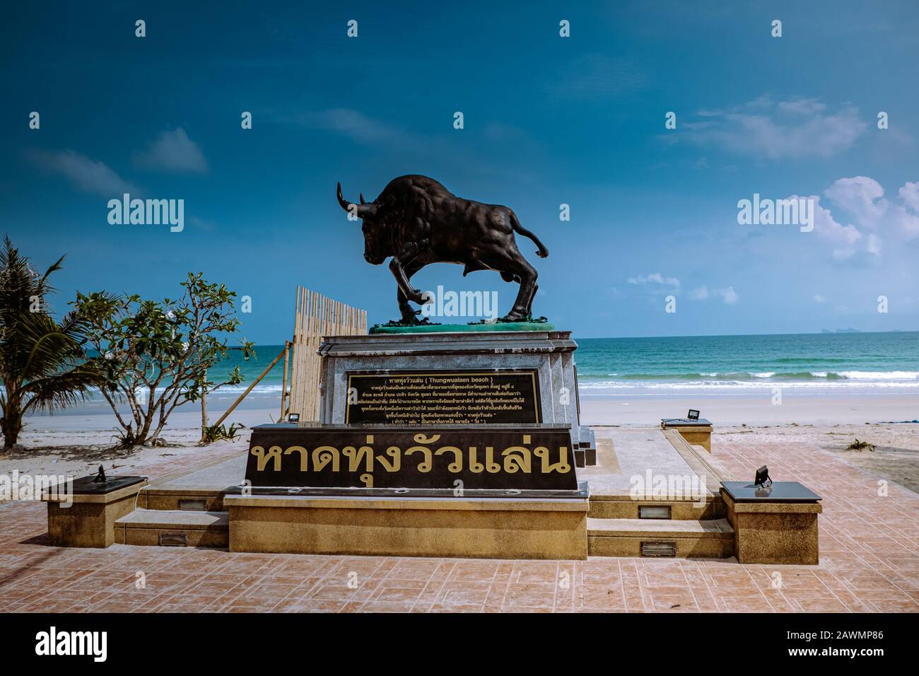 Thung Wua Laen plage Chumphon Thaïlande, couple sur la plage par palmier suspendu sur la plage blanche Banque D'Images