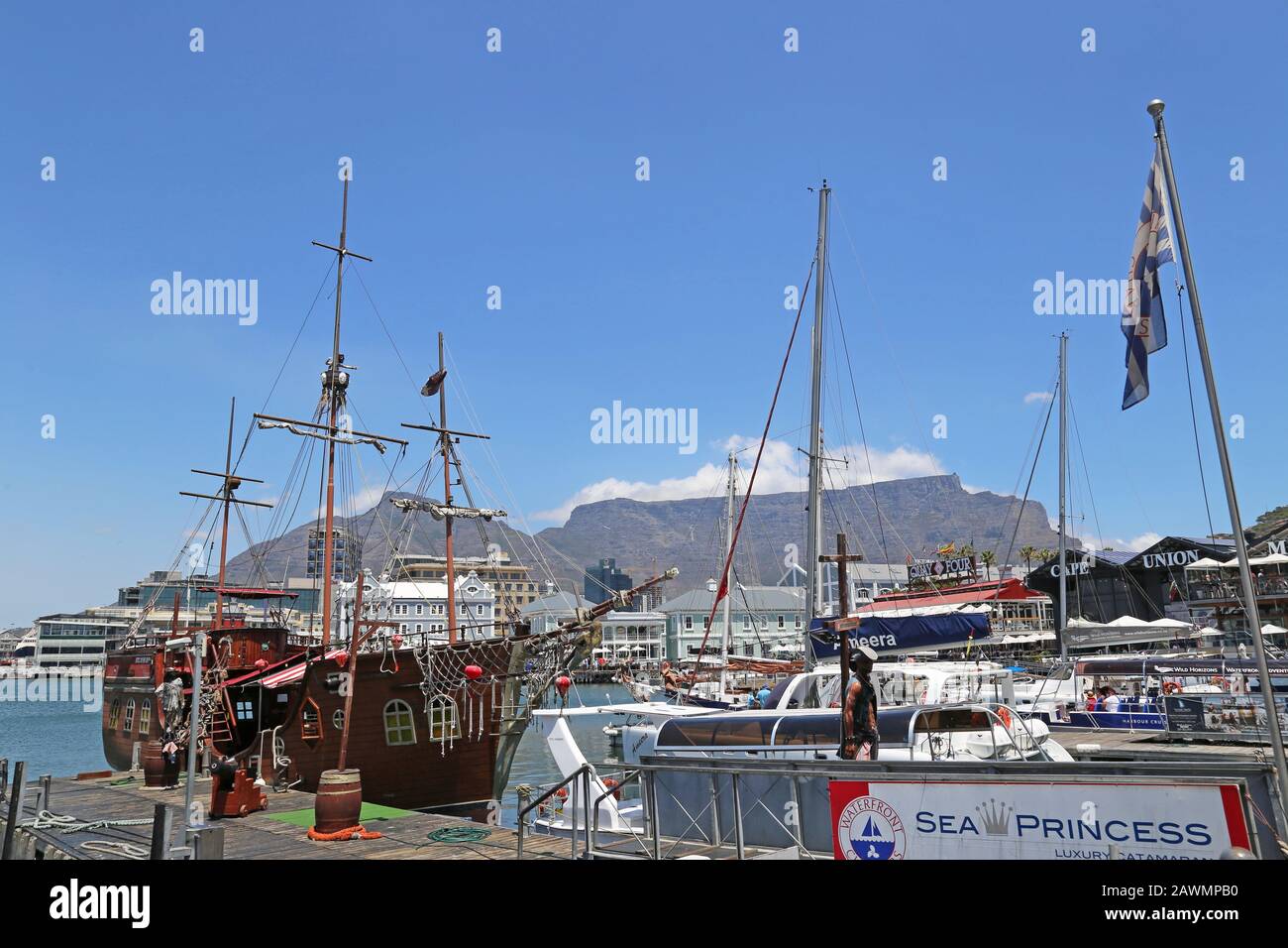 Jolly Roger excursions en bateau pirate, bassin Victoria, V&A (Victoria et Alfred) Waterfront, Cape Town, Table Bay, Province du Cap occidental, Afrique du Sud, Afrique Banque D'Images