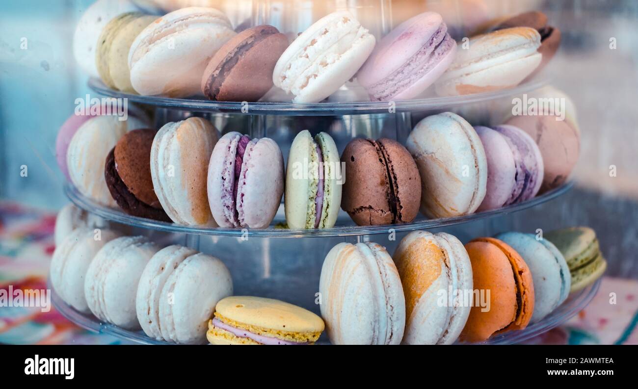 Biscuits de macrons français avec saupoudrer de rouge jaune rose bleu blanc sur le plateau Banque D'Images