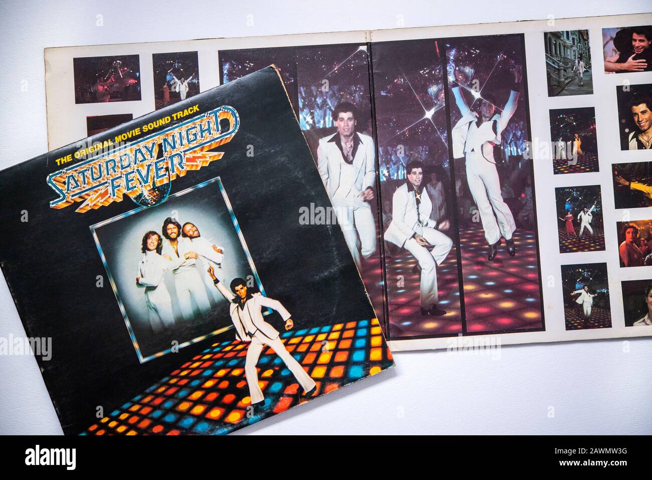 Pochette intérieure et couverture d'une copie en vinyle de l'album de la bande-son Saturday Night Fever, sorti en 1977 Banque D'Images