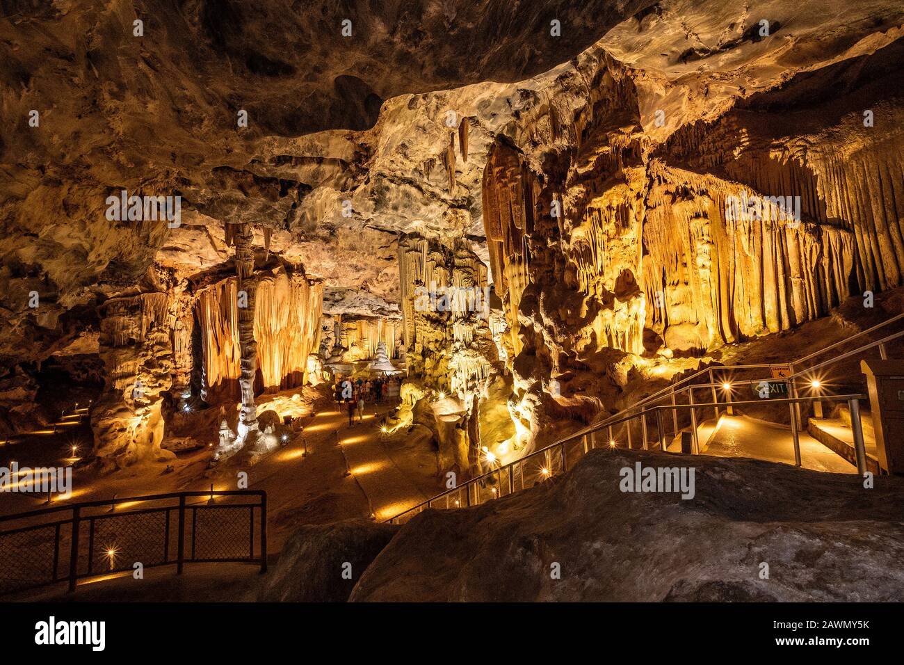 Groupe de touristes visitant les grottes de Cango près d'Oudtshoorn, Province du Cap occidental, Afrique du Sud Banque D'Images