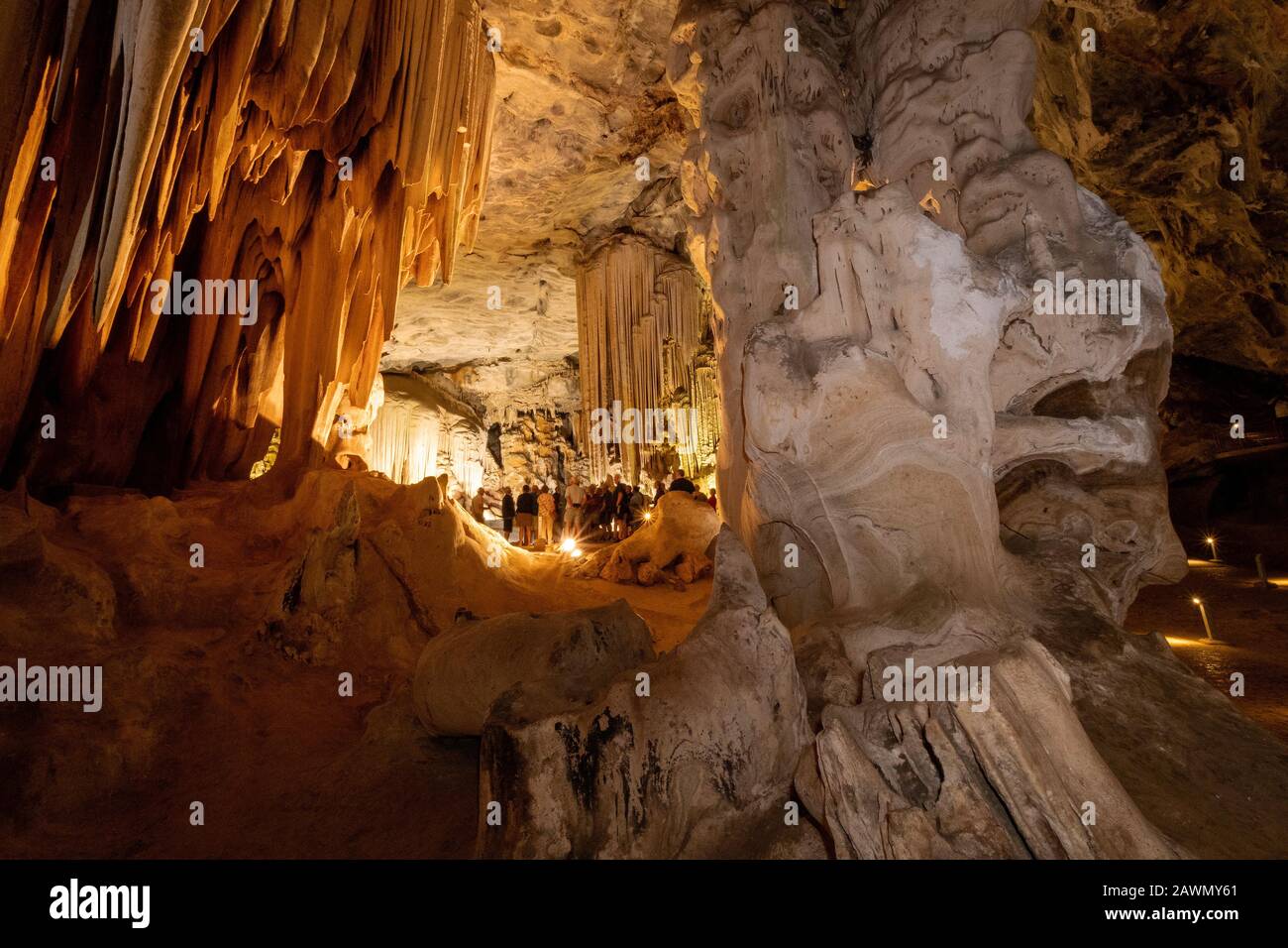 Groupe de touristes visitant les grottes de Cango près d'Oudtshoorn, Province du Cap occidental, Afrique du Sud Banque D'Images