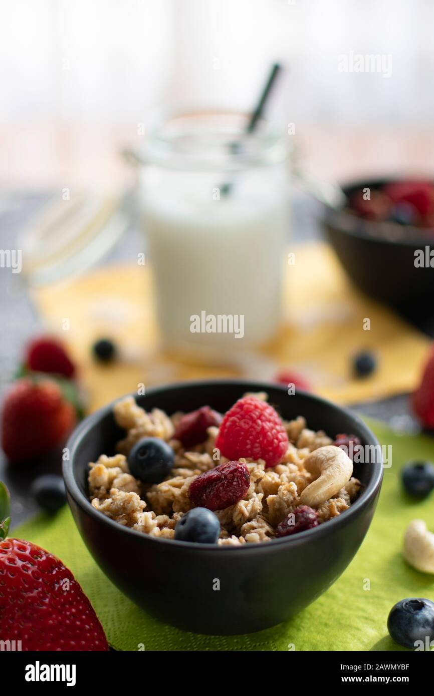 délicieux muesli avec fruits frais et secs. Avec arrière-plan flou Banque D'Images délicieux muesli avec fruits frais et secs. Avec arrière-plan flou Banque D'Images