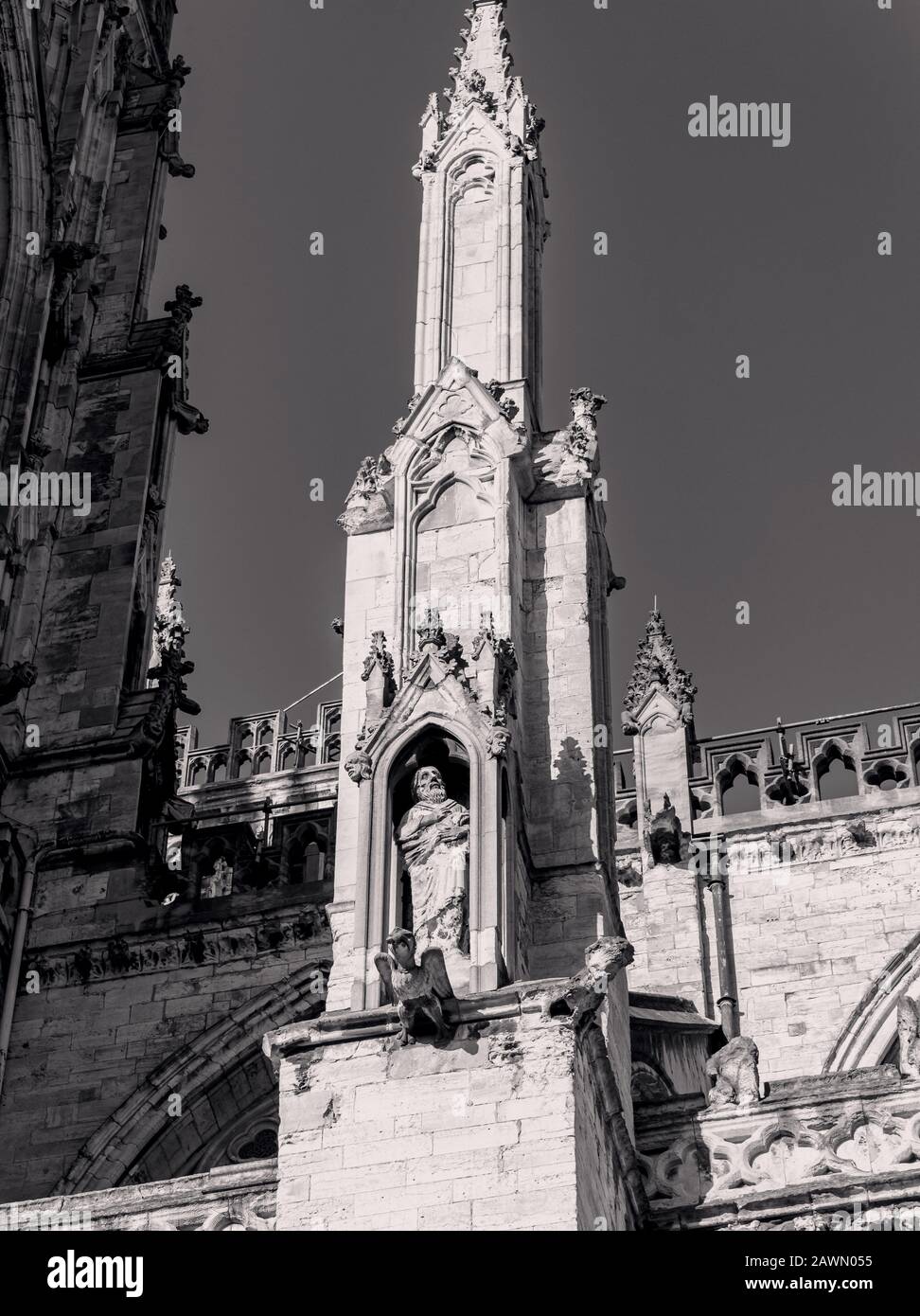 Petite tour médiévale avec figurine et gargouilles du côté sud de York Minster. Pris dans un soleil d'hiver, les ombres sont projetées sur la plus grande tour être Banque D'Images