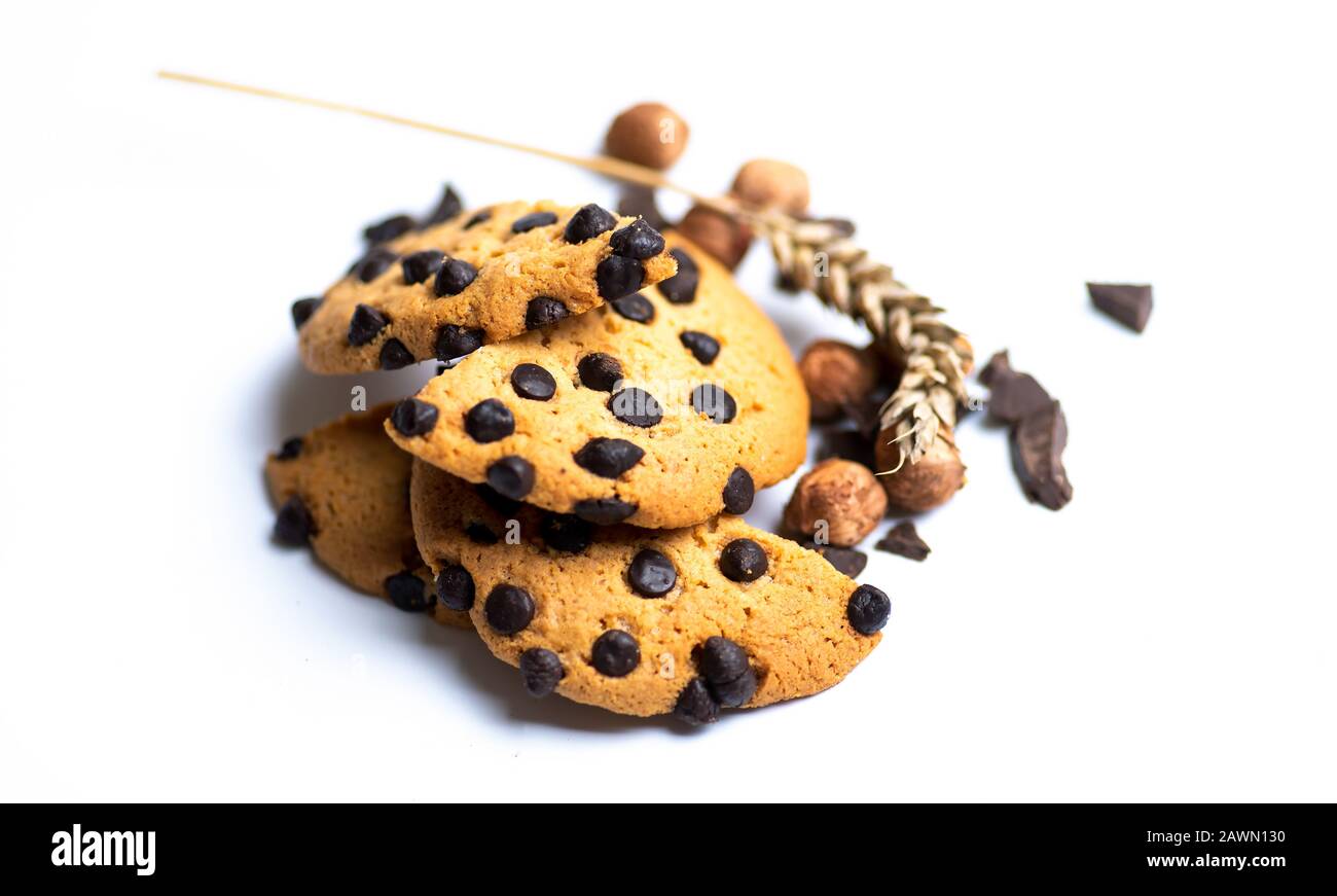 Biscuits au gruau au au chocolat avec amandes isolées sur blanc Banque D'Images