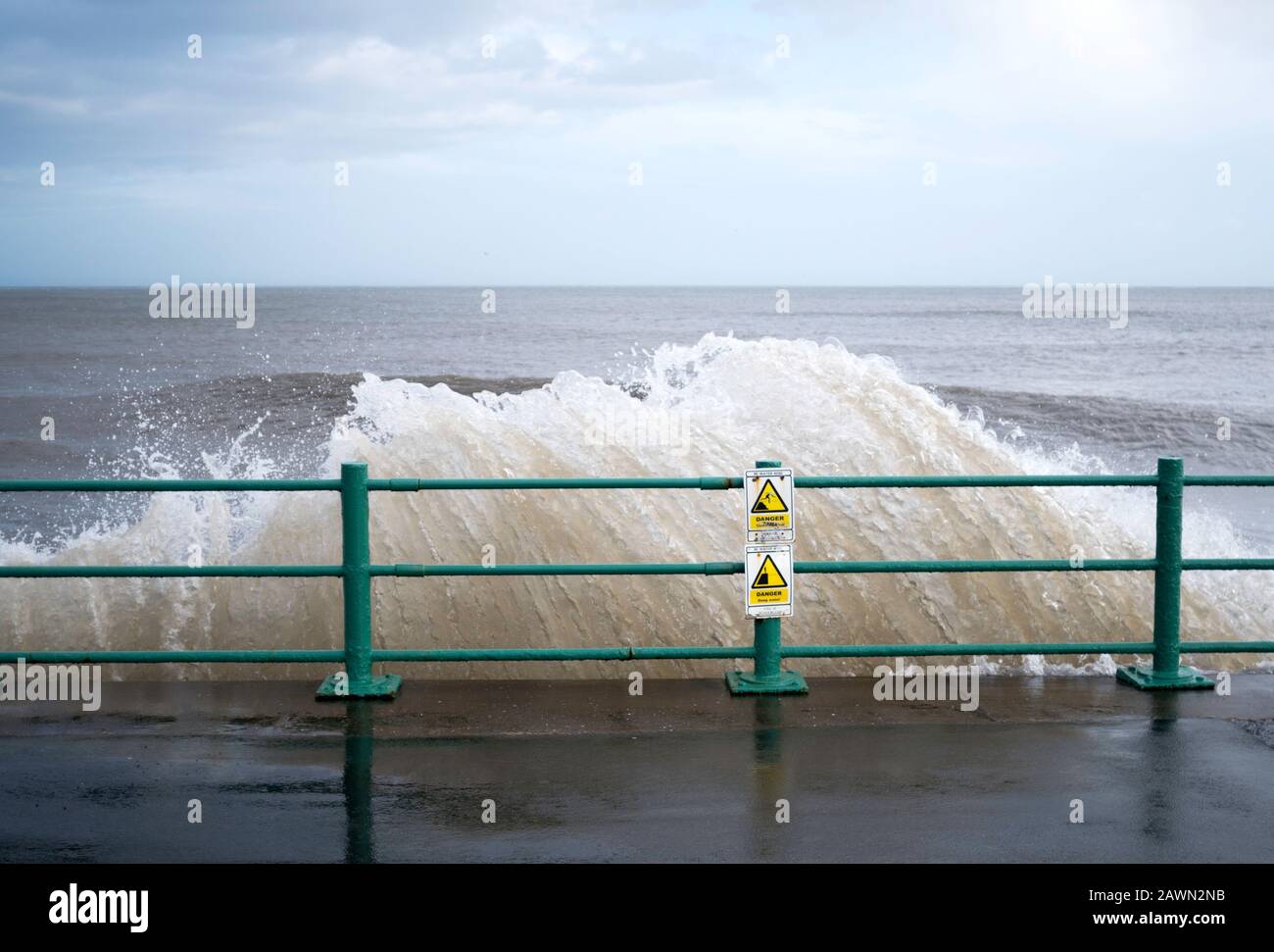 Signes d'avertissement et vagues se brisant sur les défenses maritimes lors de la tempête Ciara à Seabun, Sunderland, Angleterre, Royaume-Uni, 09 février 2020 Banque D'Images