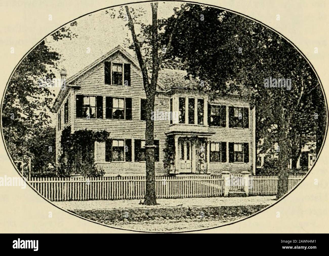 Monuments littéraires de Boston : un guide du visiteur des points d'intérêt littéraire dans et sur Boston . de spécimens d'eth-nologiques de Hawaï et des îles de la mer du Sud à Amer-ica. Salem Athenaetmi. 339, Rue Essex. Contient environ 30 000 volumes, une bibliothèque privée de circulation appartenant aux détenteurs d'actions, et a commencé il y a environ cent ans. Beverly Au-Delà de Salem et de l'autre côté du pont de Beverly se trouve Beverly. Ici, à l'angle des rues Main et Wallace, près de l'actuel LarcomTheatre, vécut le poète, Lucy Larcom (1824-1893), qui écrivit, Be-sides versets, UNE Girlhood de la Nouvelle-Angleterre. Le manuscrit de Banque D'Images