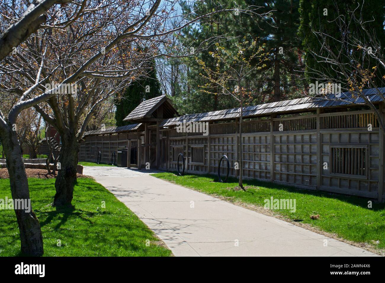 Jardin japonais avec clôtures japonaises traditionnelles dans un parc public, Ontario, Canada Banque D'Images