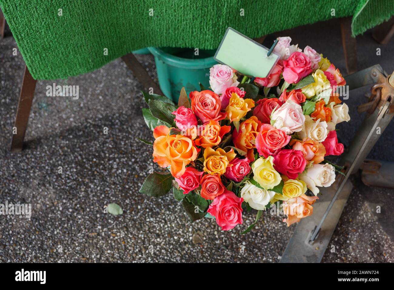 Diverses couleurs vives de roses fleuissantes dans le vase au sol à la boutique de fleuriste. Roses roses roses rouges orange et blanches fleuris pour la Saint-Valentin. Banque D'Images
