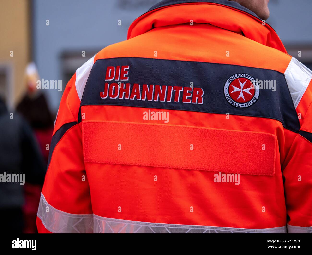 Berlin, Allemagne - 09 Février. 2020: Berlin, Allemagne - 09 février 2020: Le logo Johanniter, une compagnie d'ambulance allemande, au dos d'un orange Banque D'Images