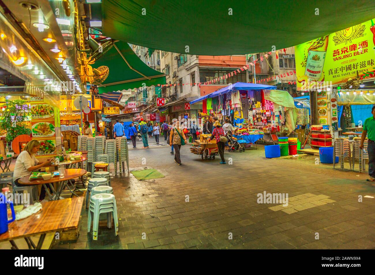 Hong Kong, Chine - 5 décembre 2016 : magasins de restauration de rue dans le marché nocturne de Temple Street. Yau Ma Tei, Kowloon, au crépuscule. Nuit De Rue Du Temple Banque D'Images
