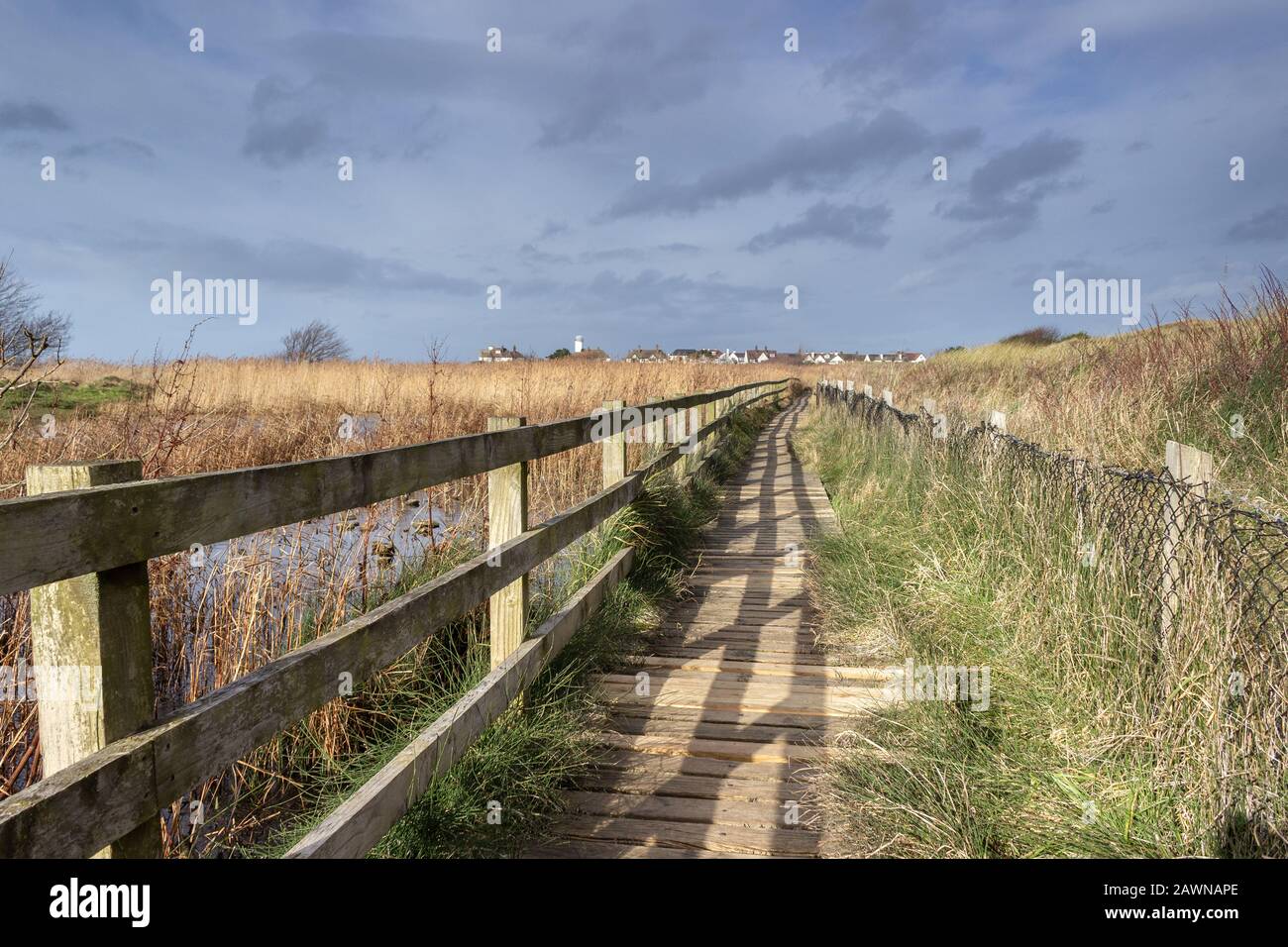 Passerelle en bois sur le sentier côtier, Hoylake, Wirral Banque D'Images