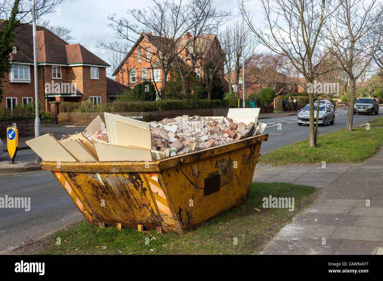 Skip containers déchets de bâtisseurs, Meols Drive, West Kirby Banque D'Images
