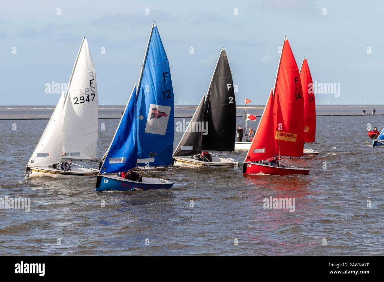 Bateaux à voile sur le lac marin, West Kirby Banque D'Images