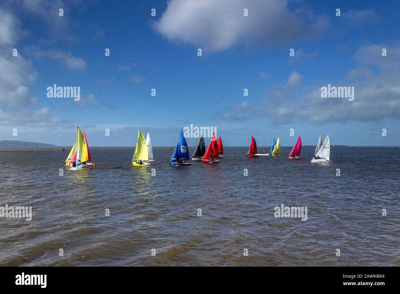 Bateaux à voile sur le lac marin, West Kirby Banque D'Images