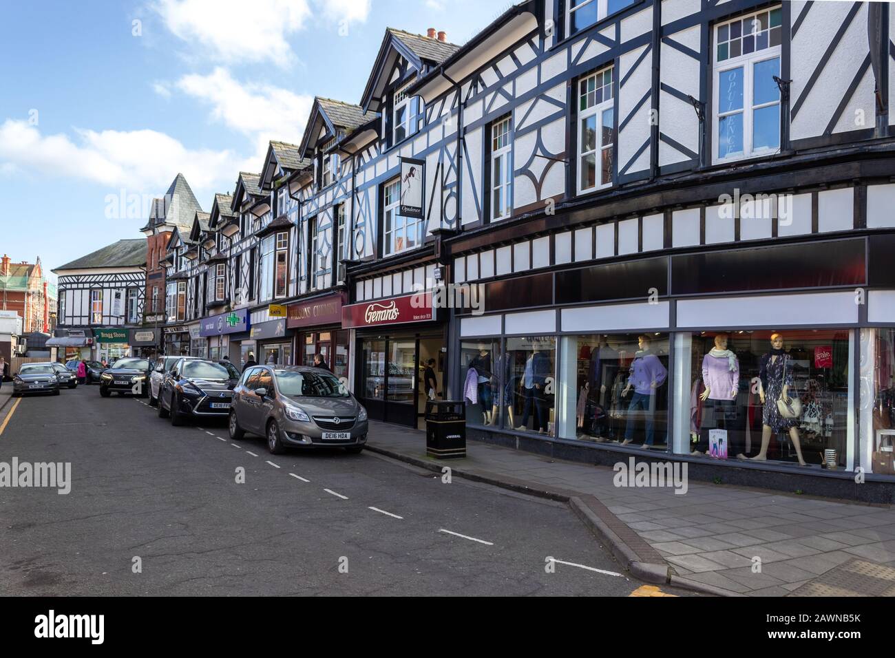 Magasins Sur Le Croissant, West Kirby, Wirral Banque D'Images
