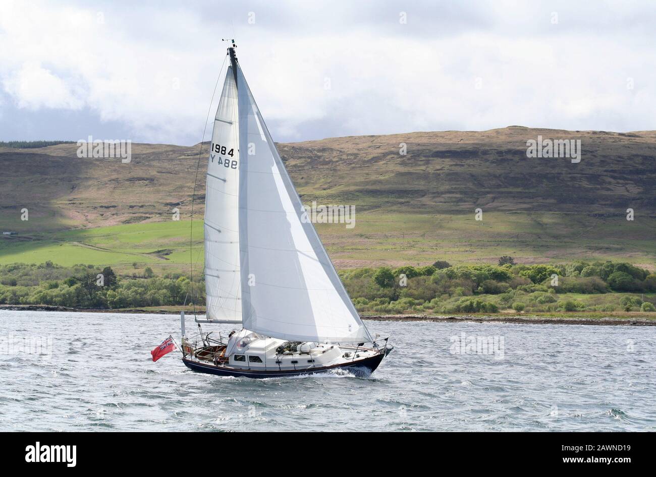 Nicholson 32 Yacht à voile, battant à travers le son de Mull, île de Mull, Inner Hebrides Banque D'Images