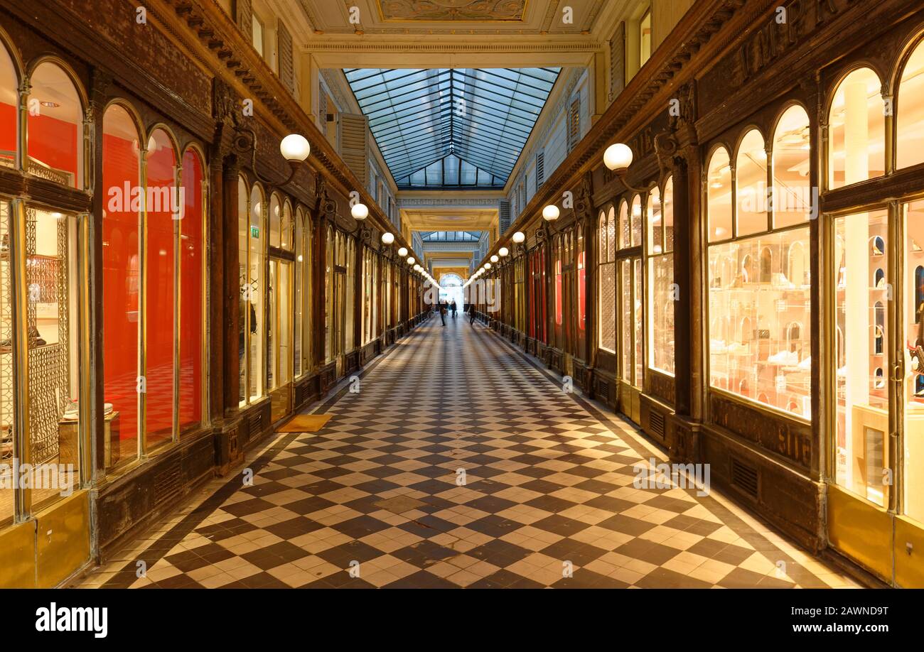 Galerie Vero Dodat Près Du Palais-Royal. La Galerie Vero Dodat est l'une des 150 allées et galeries qui ont été ouvertes à Paris au milieu du XIXe siècle Banque D'Images