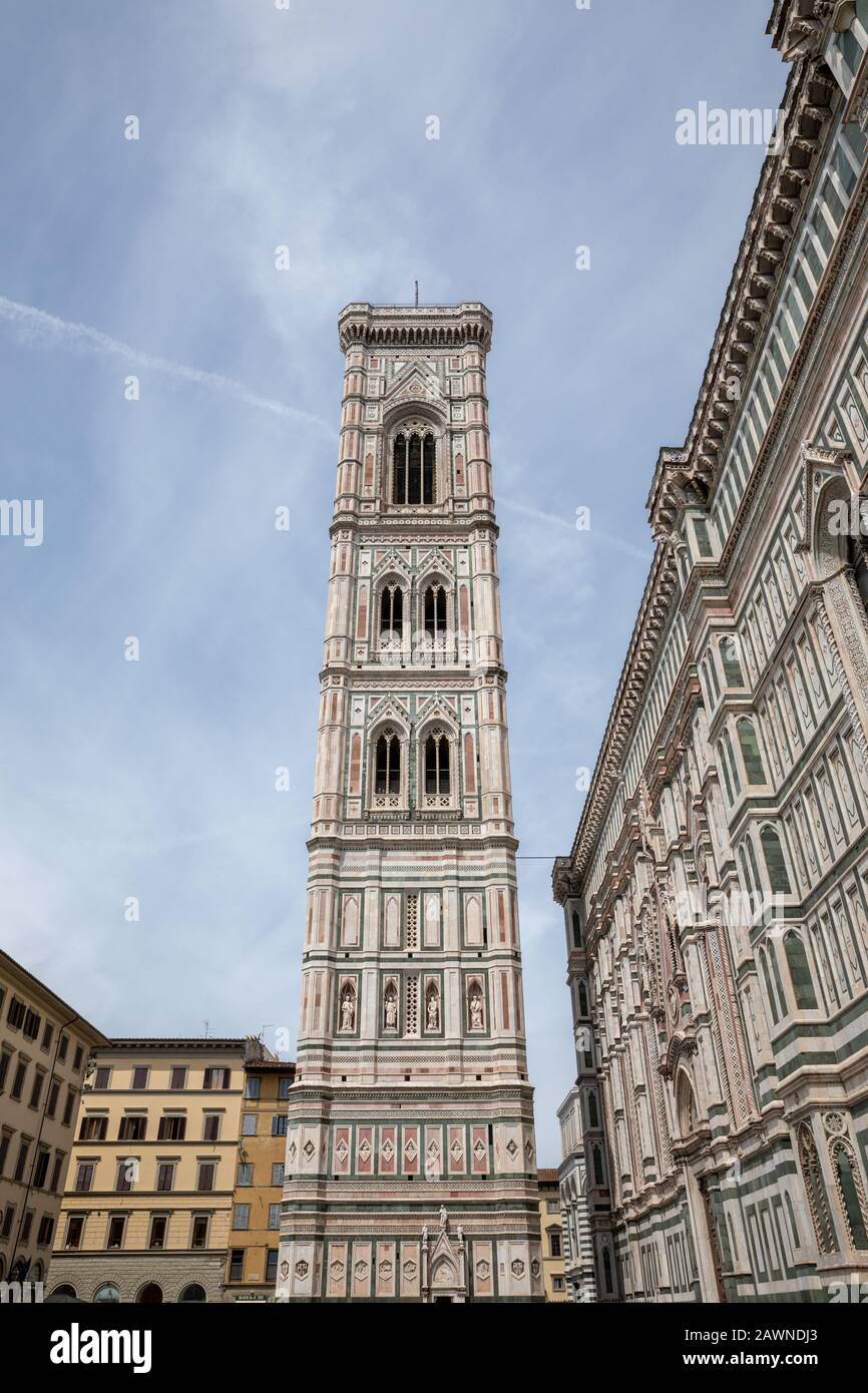 Florence, Italie - 24 juin 2018 : vue panoramique de Giotto's Campanile campanile qui fait partie de la cathédrale de Florence sur la Piazza del Duomo. Les gens Banque D'Images